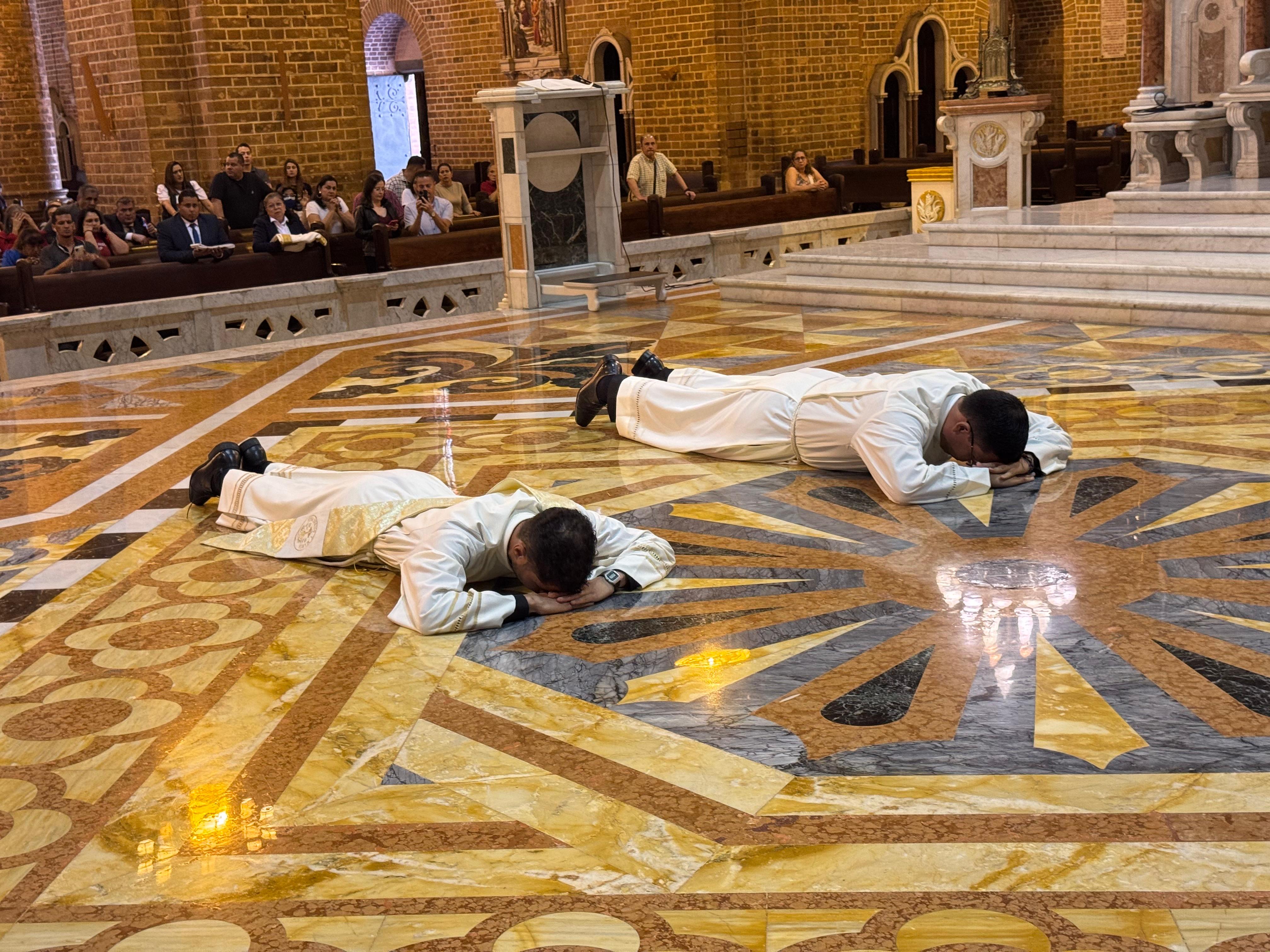 Un nuevo presbítero y diácono continúan la vida y obra de Jesús al servicio de la Iglesia